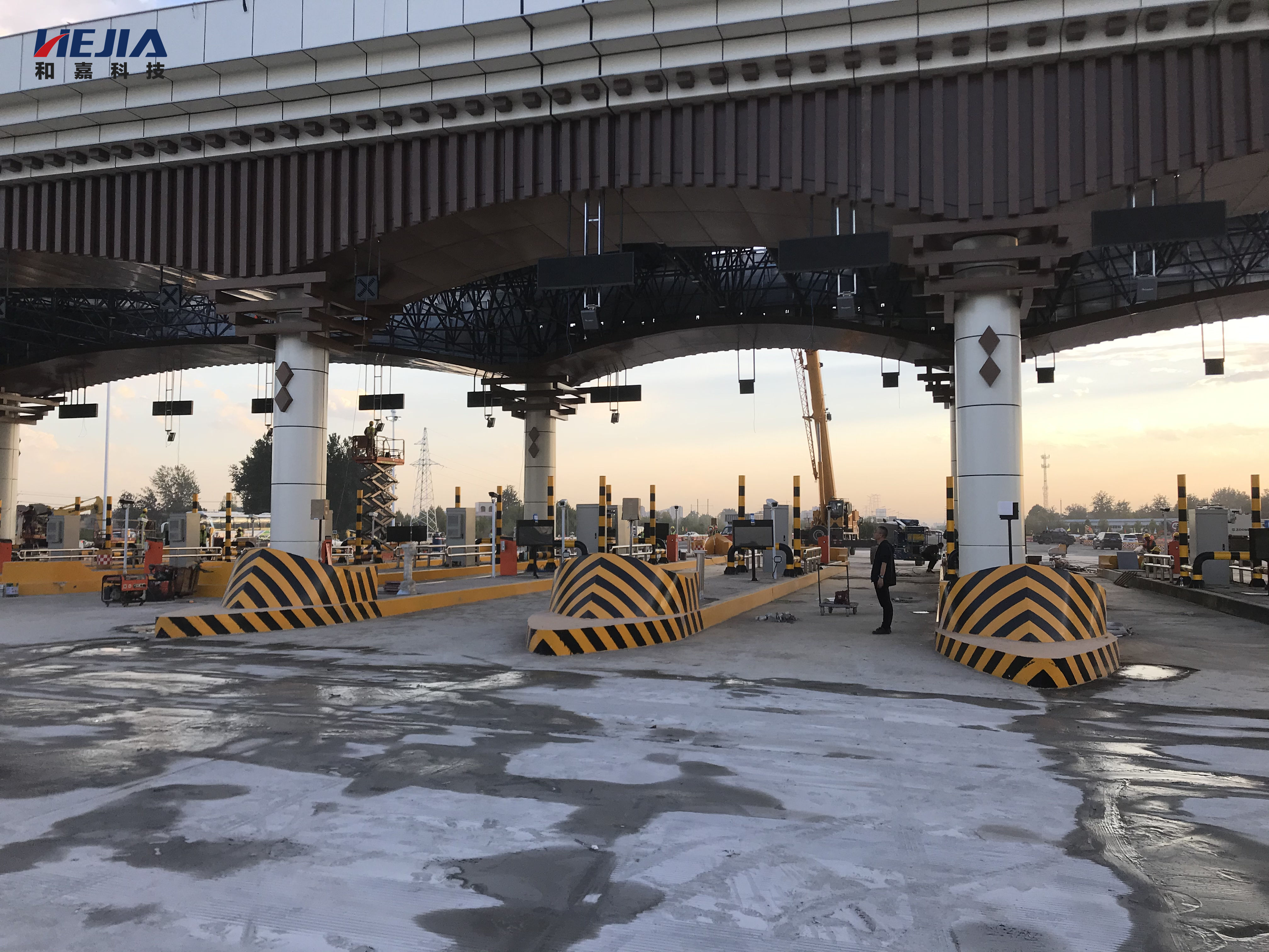 收費(fèi)島窄島化一體化機(jī)柜——高效利用空間資源